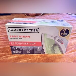 Black & Decker Easy Steam Iron with Green and White Design